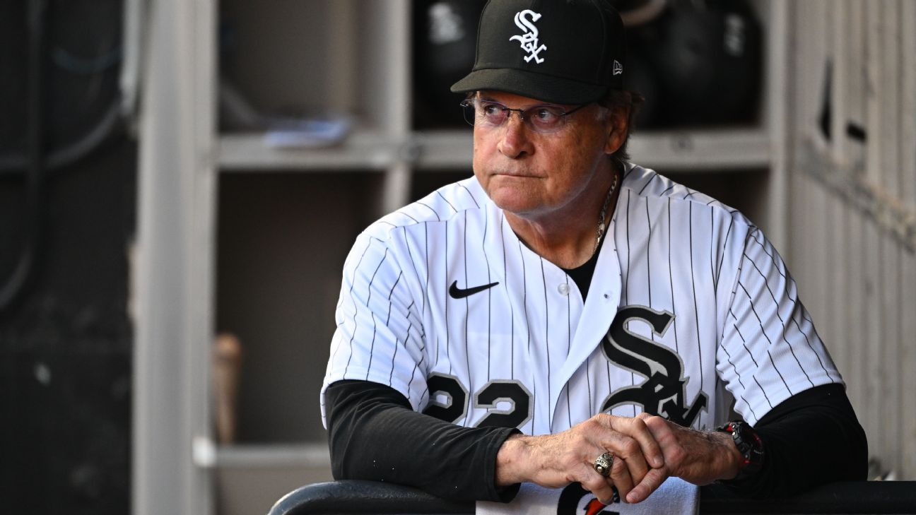 O técnico do Chicago White Sox, Tony La Russa, está fora por tempo indeterminado devido a um problema médico não especificado.

