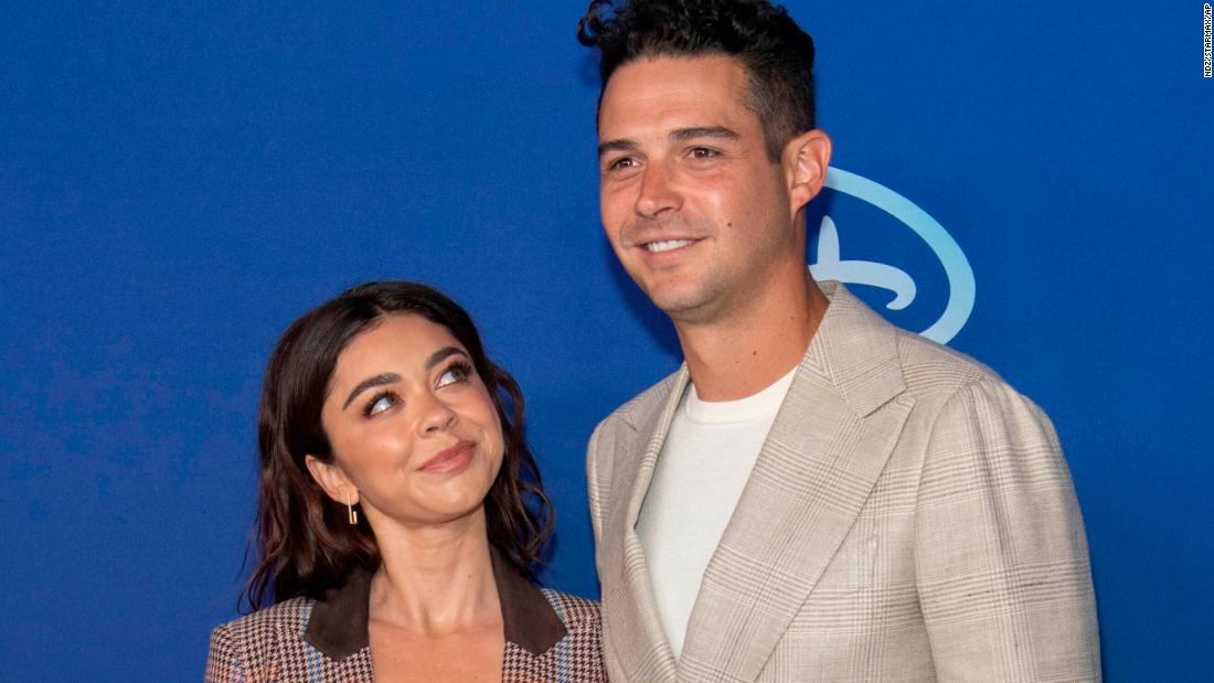 Sarah Hyland, estrela de 'Modern Family', se casa com Wells Adams

