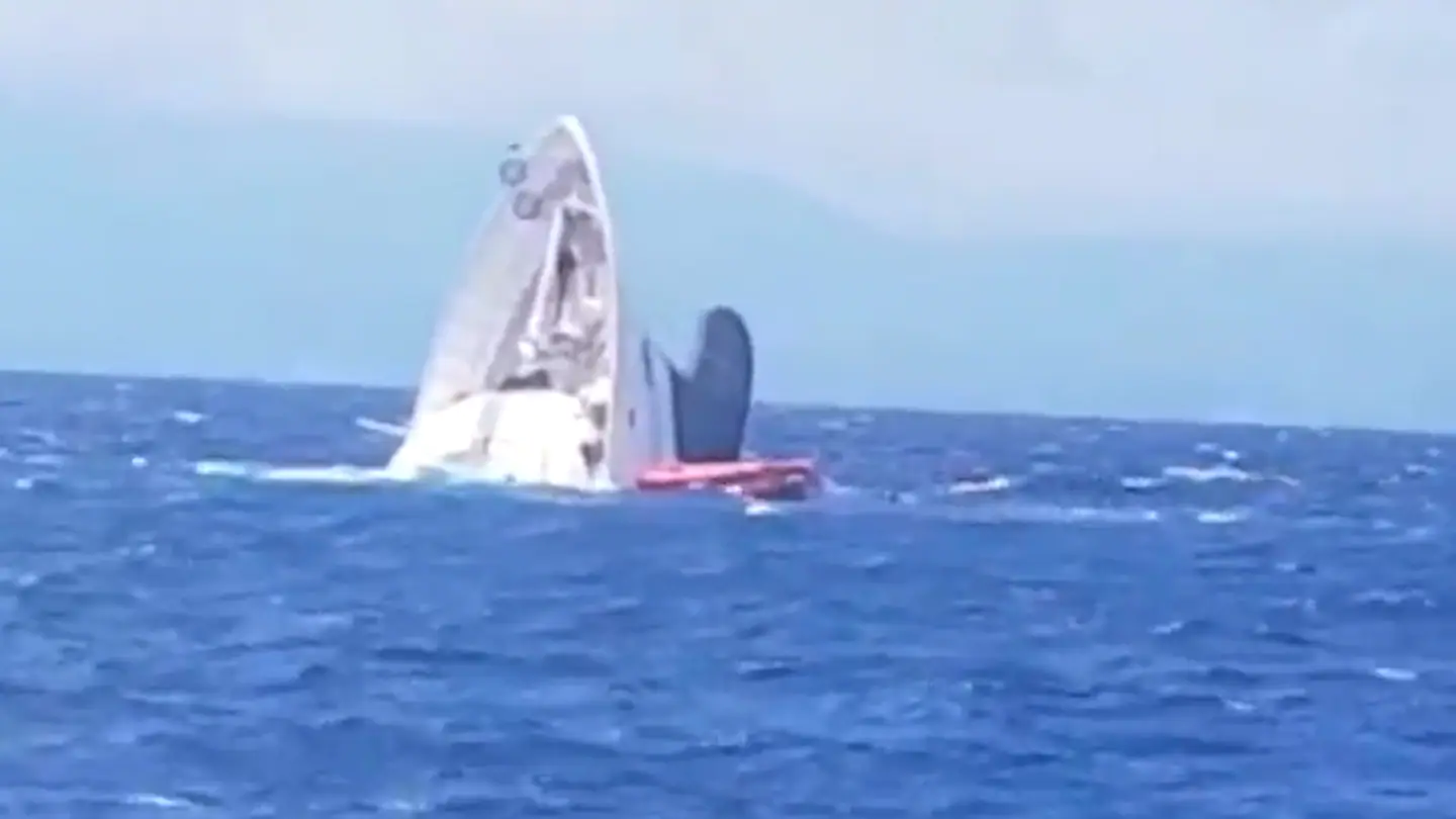 Vídeo de um iate de luxo afundando na costa da Itália

