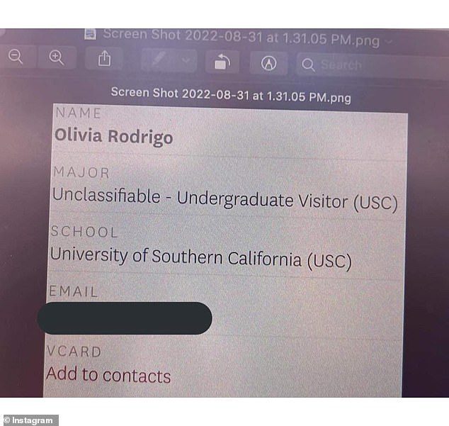 Status: Outra foto que apareceu nas fanpages de Rodrigo mostra o status dela na escola como 