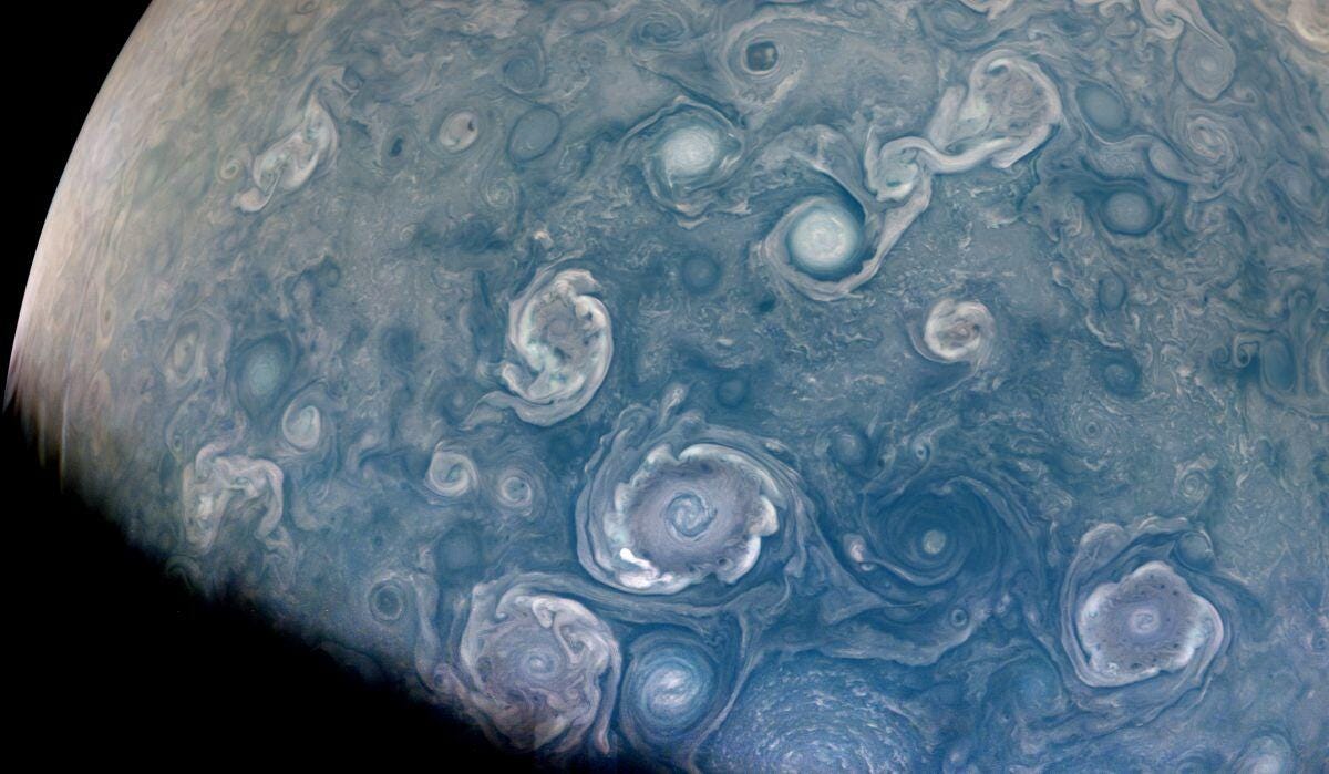 Imagem da NASA de vórtices semelhantes a vórtices representando tempestades gigantes em Júpiter.