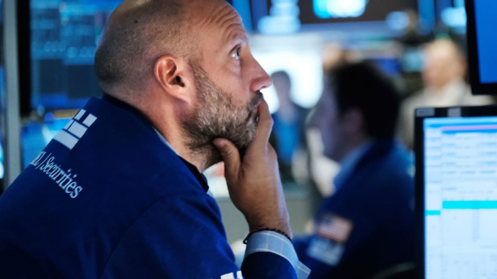 Dow salta 100 pontos enquanto Wall Street parece sair da recessão de 3 semanas