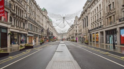 Regent Street em Londres durante um bloqueio epidêmico.  O principal site de varejo é de propriedade da Crown Estate.