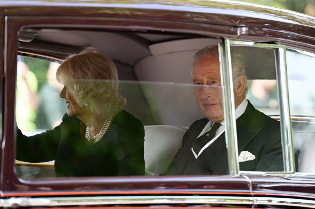 Rei Charles III e rainha consorte Camilla deixando Clarence House na segunda-feira.