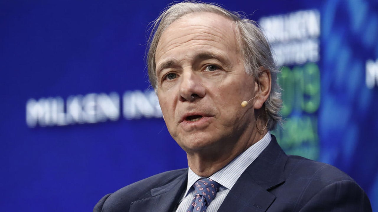 O bilionário Ray Dalio alerta que as ações podem cair 20% se as taxas de juros subirem para 4,5%

