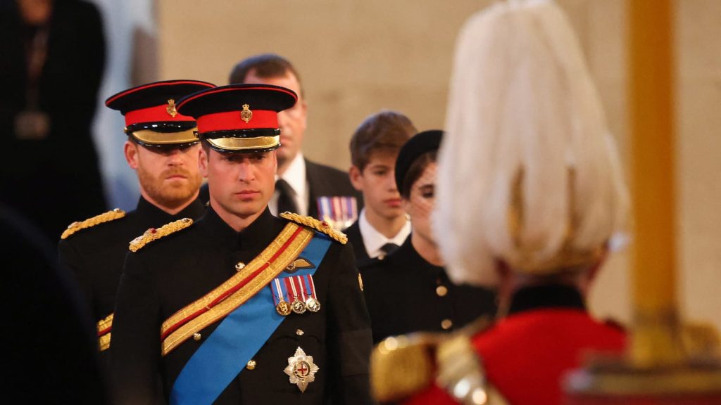 Príncipe Harry, de uniforme, se reuniu com o príncipe William na Vigília para a Rainha