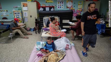 Evacuados se refugiam na sala de aula de uma escola pública em Guayanila, Porto Rico.