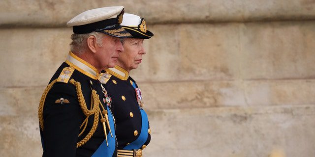 O rei Charles III e Anne, princesa real, deixam a Abadia de Westminster após o funeral da rainha Elizabeth II em 19 de setembro de 2022 em Londres.