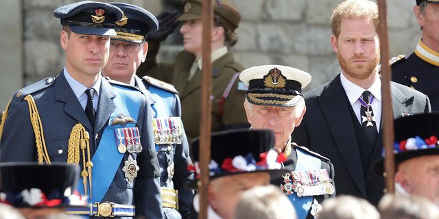 O príncipe William, o rei Charles III e o príncipe Harry veem o caixão da rainha Elizabeth durante o funeral de estado na Abadia de Westminster em 19 de setembro de 2022 em Londres.