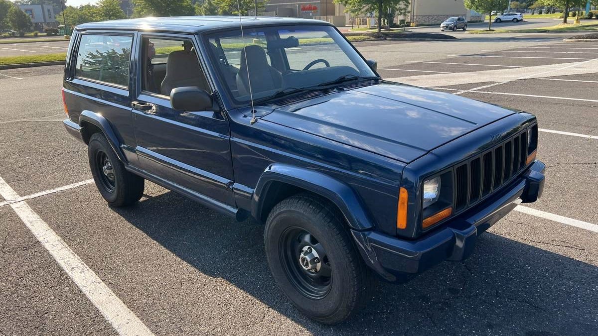 Por US $ 7.499, esse Jeep Cherokee 2000 muito básico é uma pechincha?

