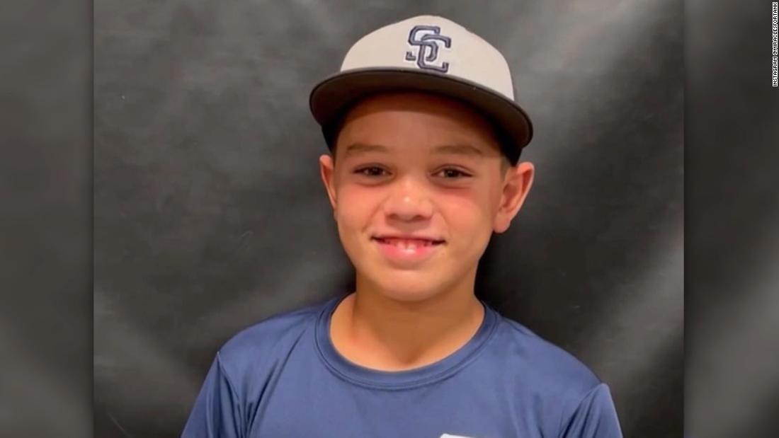 Easton Oliverson: Família Little Leaguer gravemente ferida após cair de beliche processa liga e fabricante de cama

