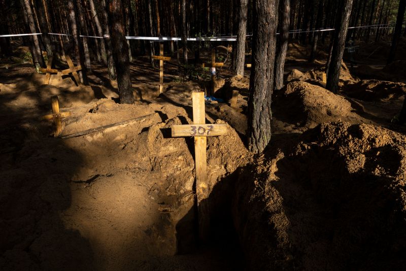 Local de enterro em massa em Izium: sinais de tortura e mutilação de cadáveres
