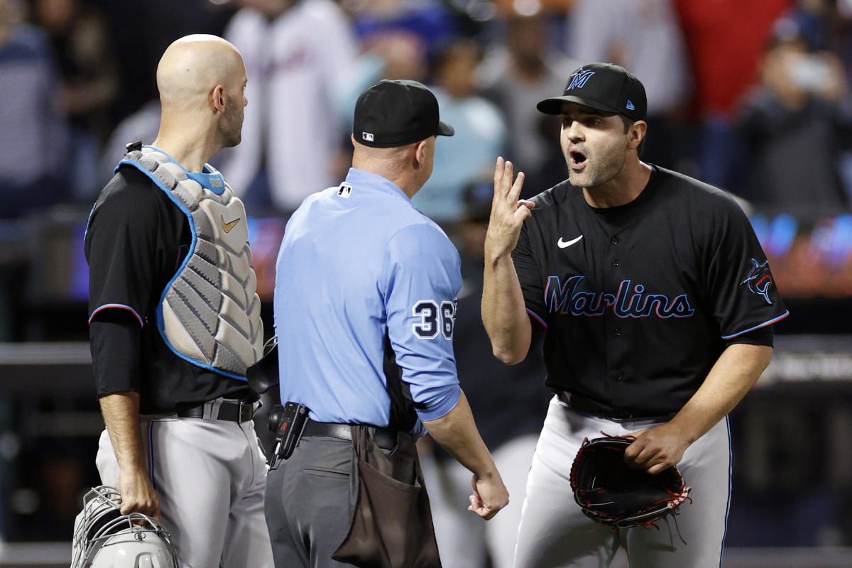 Show Ump acerta Marlins-Mets quando ump chama 3 chutes consecutivos no arremessador em uma rodada

