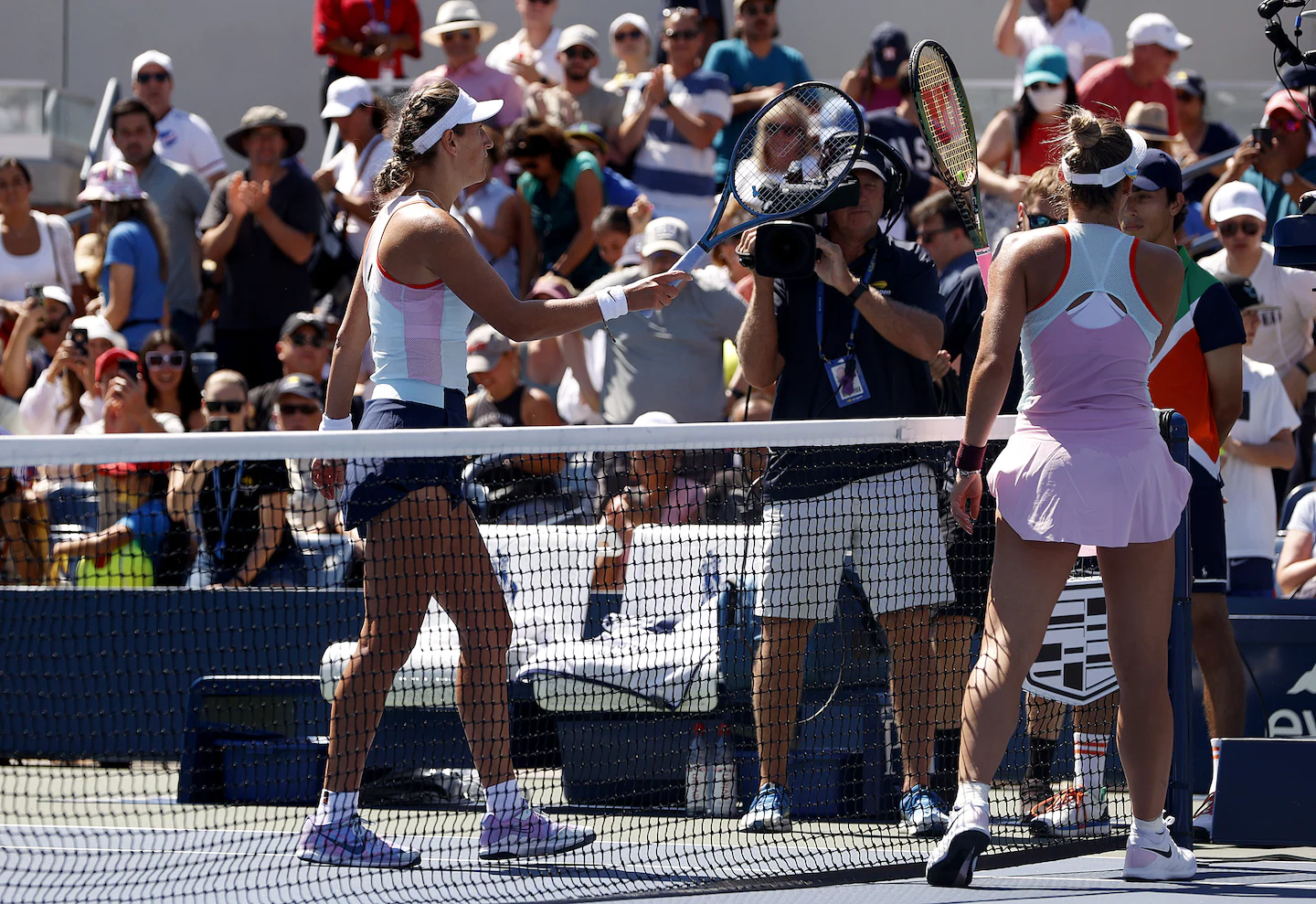 A ucraniana Marta Kostyuk ignora a bielorrussa Victoria Azarenka no US Open

