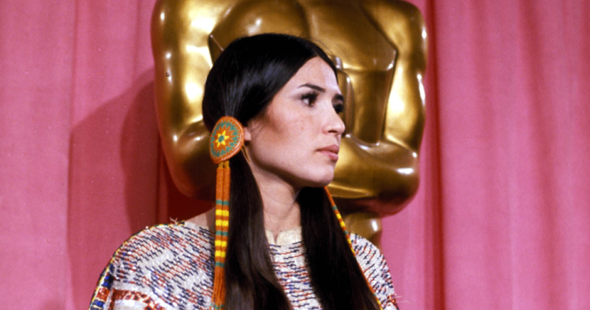 Assista ao vivo: The Motion Picture Academy pede desculpas a Sacheen Littlefeather em comemoração à cultura nativa americana

