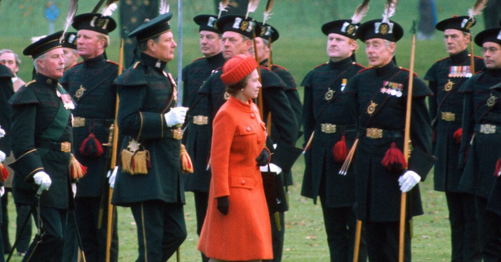 Como o estilo da rainha Elizabeth II moldou o mundo