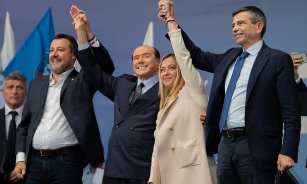 Matteo Salvini, Silvio Berlusconi, Georgia Meloni e Maurizio Lopi participam de uma reunião política organizada pela coalizão política de direita em 22 de setembro em Roma.
