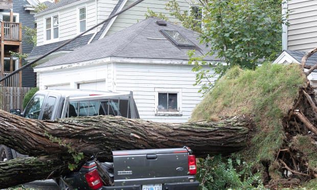 Uma árvore caiu em um caminhão destruído após a tempestade Fiona em Halifax, Nova Escócia, Canadá