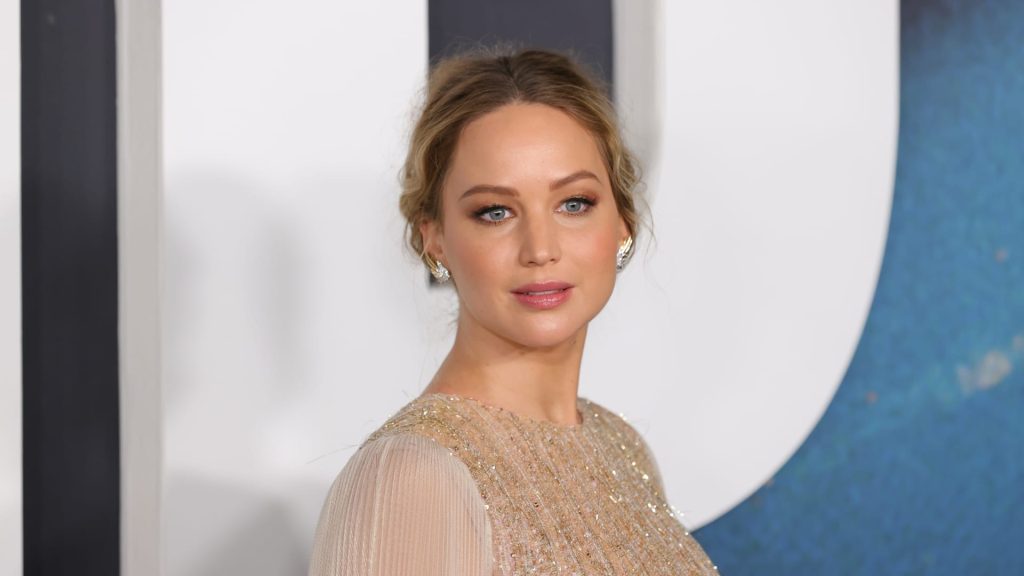 Jennifer Lawrence critica disparidade salarial em Hollywood em entrevista à Vogue