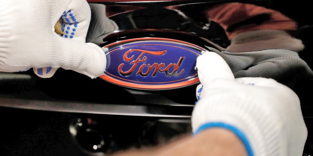O mais recente problema da cadeia de suprimentos da Ford: falta de decalques ovais azuis