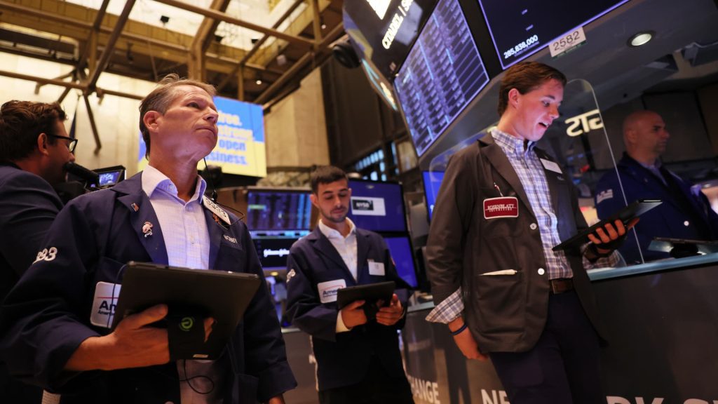 Os futuros de ações são pouco alterados à medida que os investidores se preparam para o S&P 500 testar sua baixa de junho