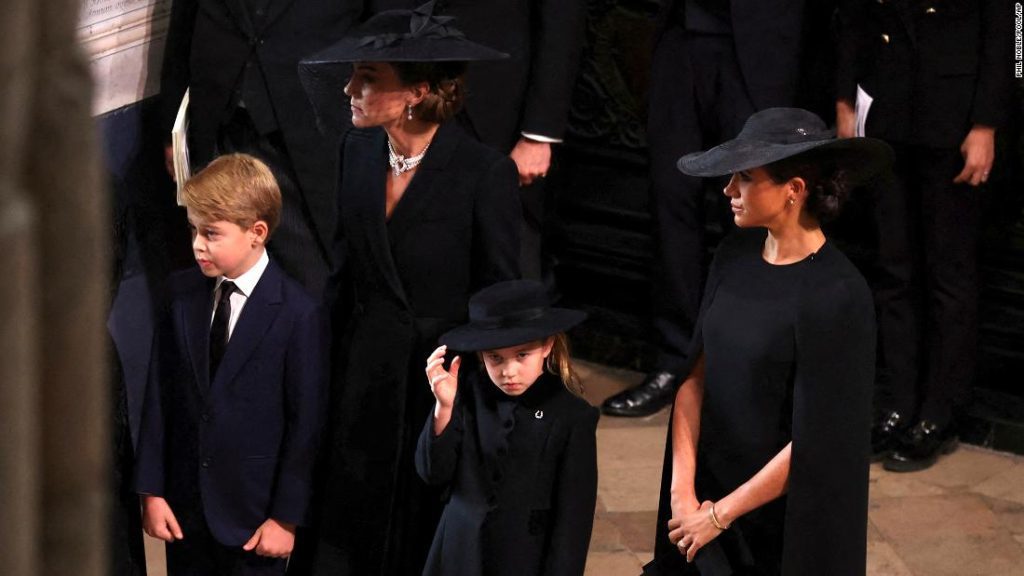 Príncipe George e princesa Charlotte caminham na procissão fúnebre da rainha