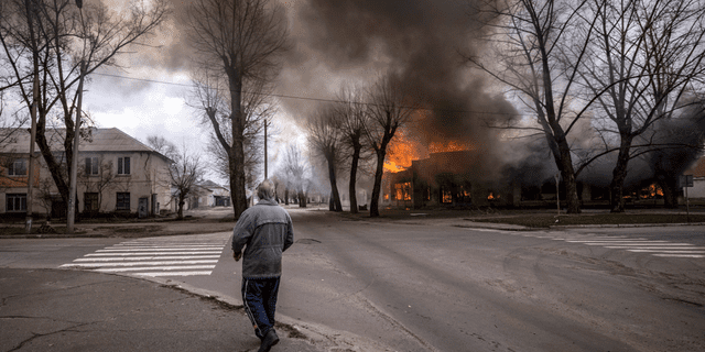 Um homem caminha em uma rua em Severodonetsk, leste da Ucrânia, após um bombardeio 
