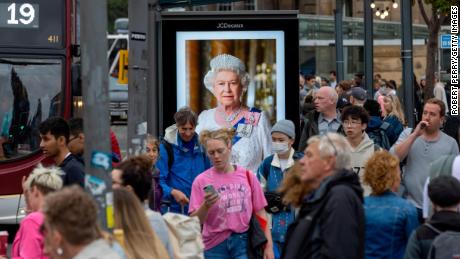 Consultas hospitalares, voos e hotéis cancelados enquanto a Grã-Bretanha luta para homenagear a rainha
