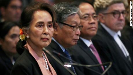 Aung San Suu Kyi: Ex-líder de Mianmar condenada a três anos de prisão com trabalhos forçados
