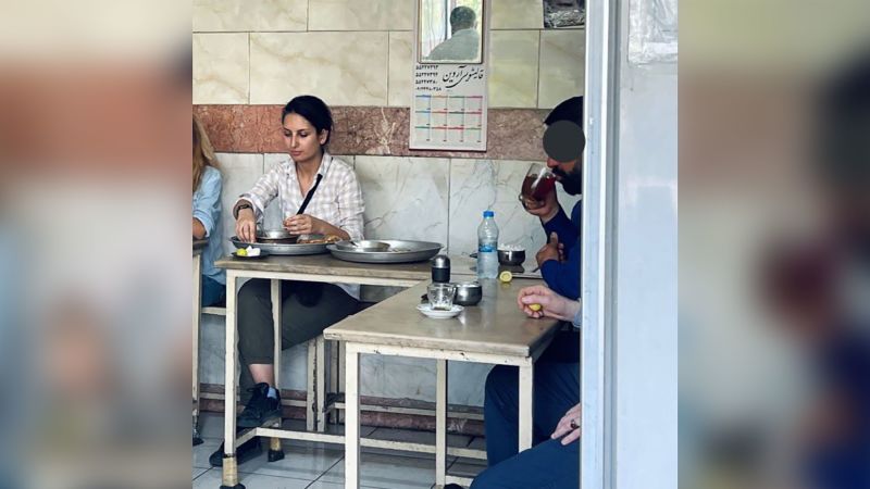 Uma família iraniana diz que as forças de segurança iranianas estão prendendo uma mulher por comer em um restaurante em público sem o véu