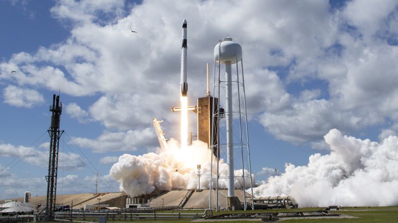 Uma cápsula da SpaceX para acoplar à Estação Espacial Internacional transportando astronautas internacionais