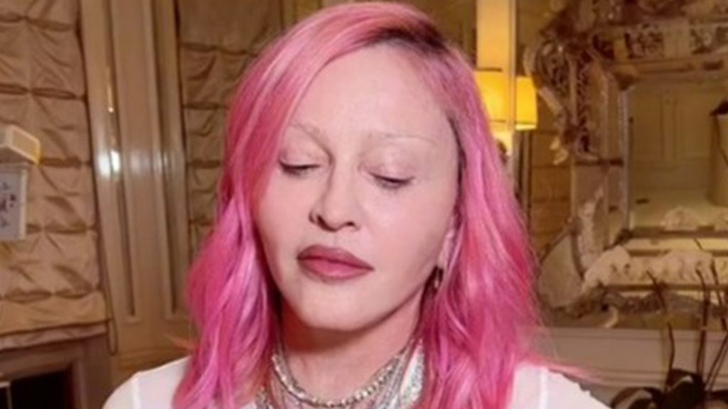 Madonna sugere ser gay no TikTok depois de compartilhar um vídeo assustador com fãs comparando-a com Marilyn Manson
