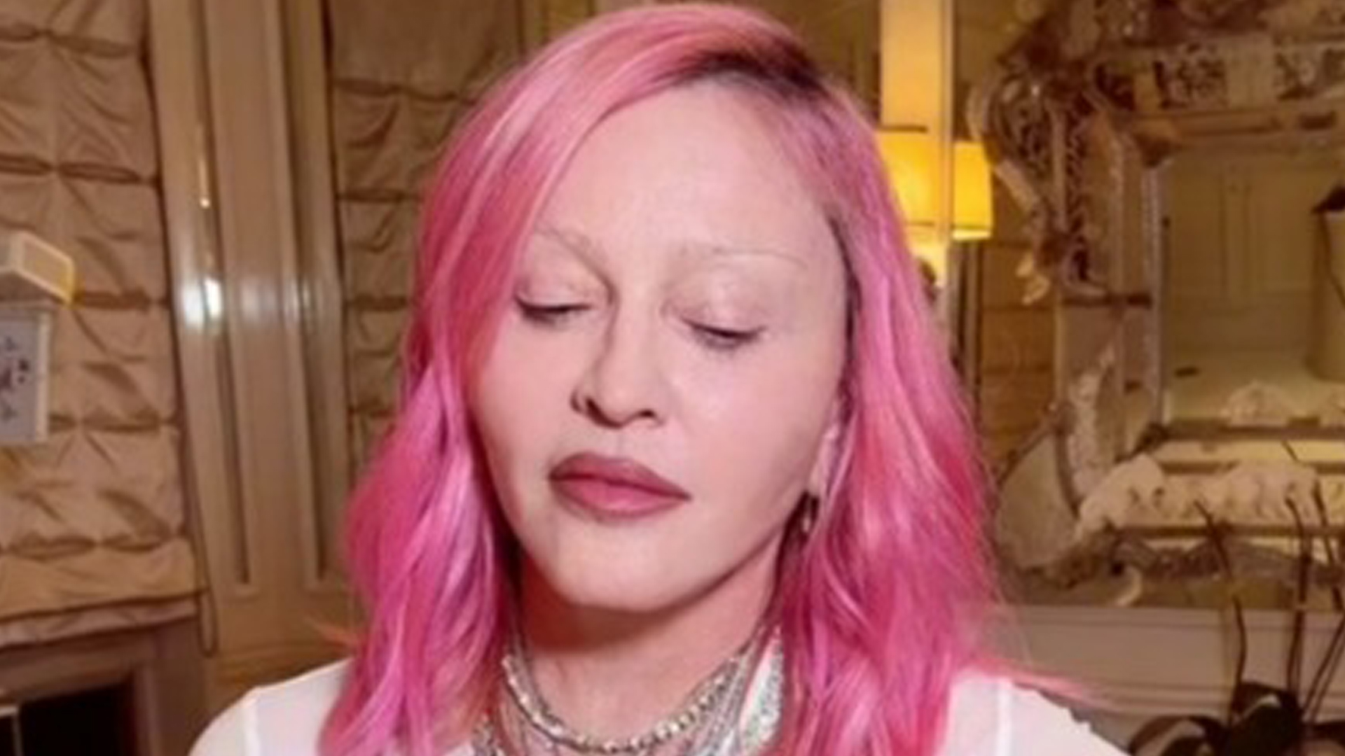 Madonna sugere ser gay no TikTok depois de compartilhar um vídeo assustador com fãs comparando-a com Marilyn Manson

