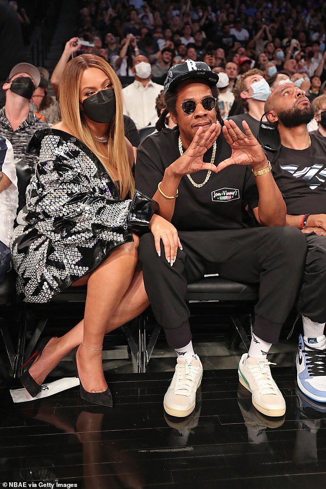 República da China: De acordo com o site, Jay-Z encomenda todos os livros e registros financeiros, bem como a localização de todos os armazéns que armazenam barris, garrafas e acessórios do conhaque da marca, fotografados com sua esposa Beyoncé em junho de 2021