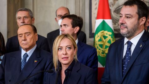 Silvio Berlusconi (esquerda) e Matteo Salvini (direita) devem fazer parte do governo de Meloni, que terá um dos governos mais de extrema direita da história moderna. 
