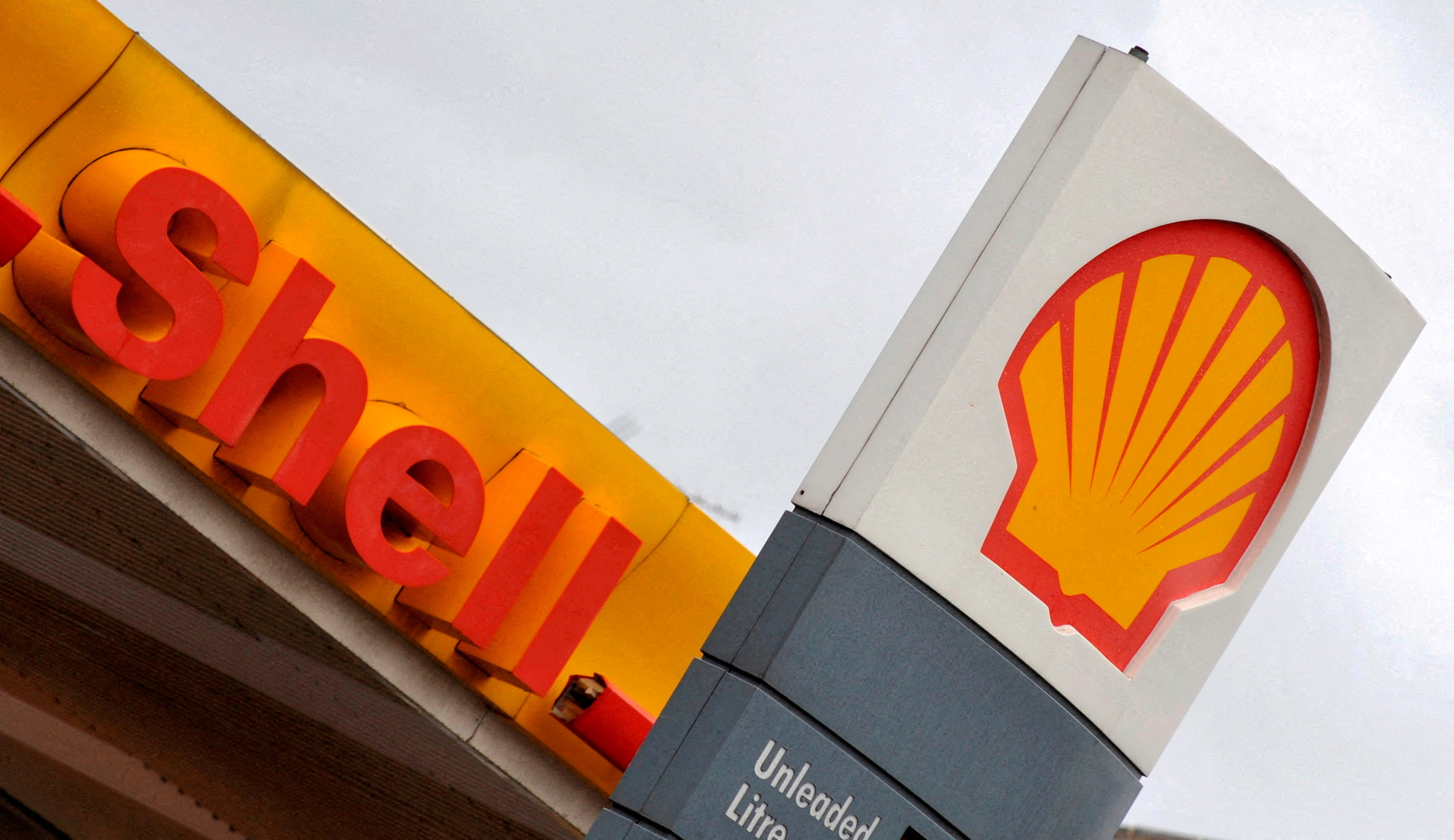 O logotipo da Shell está localizado em um posto de gasolina Shell em Londres, Grã-Bretanha