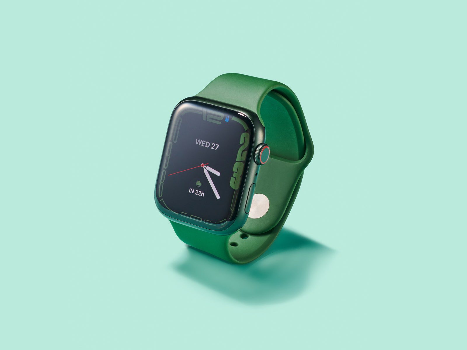 Apple Watch Series 7 em um fundo verde claro