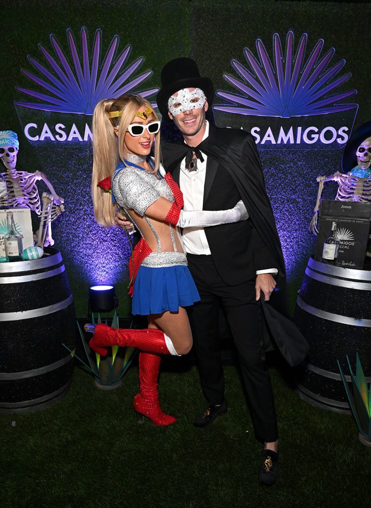 (LR) Paris Hilton e Carter Riom participam da Casamigos Halloween Party Returns em Beverly Hills em 28 de outubro de 2022 em Beverly Hills, Califórnia. 