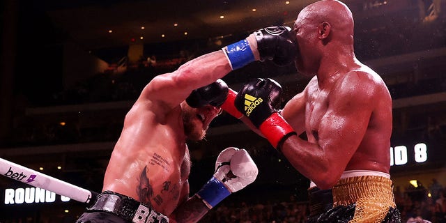 Jake Paul (esquerda) troca golpes com Anderson Silva do Brasil durante a luta cruiserweight na Gila River Arena em 29 de outubro de 2022 em Glendale, Arizona. 