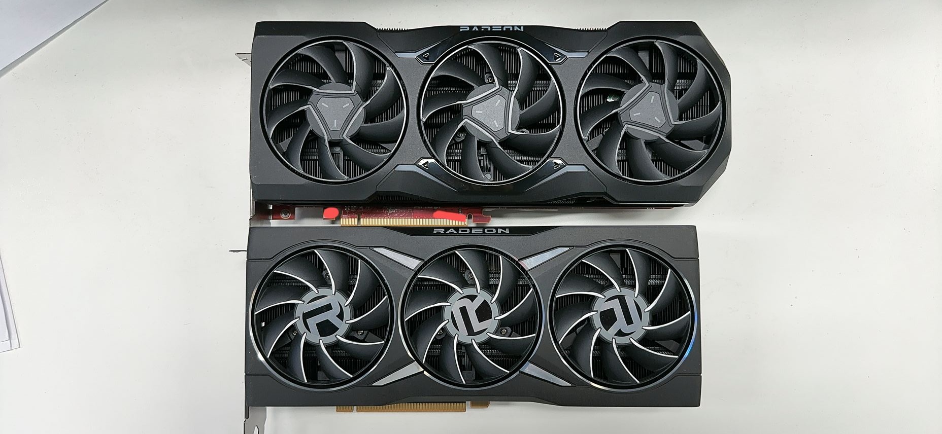 Placa gráfica AMD Radeon RX 7900 fotografada, dois conectores de alimentação de 8 pinos confirmados

