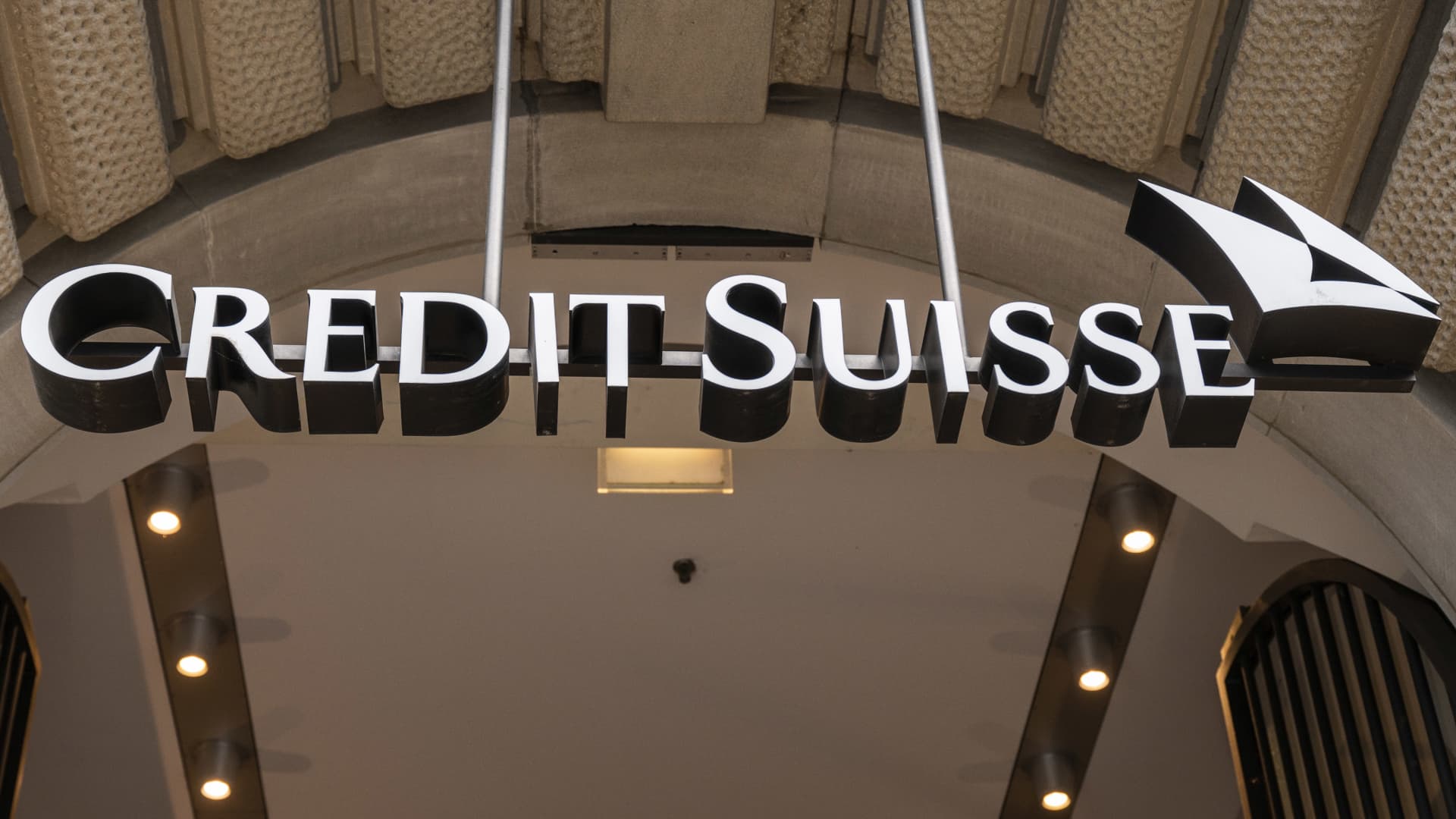 Credit Suisse recompra US$ 3 bilhões em dívidas e vende hotel à medida que as preocupações com o crédito persistem

