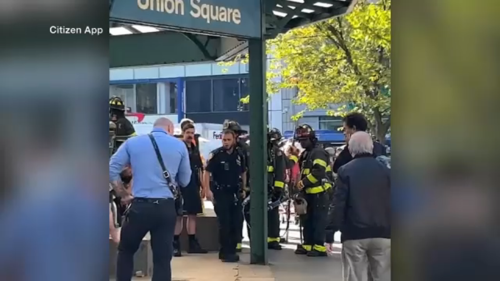 Crime no metrô de Nova York: Strabangers fogem de um trem depois que passageiros usaram spray de pimenta em uma briga na Union Square

