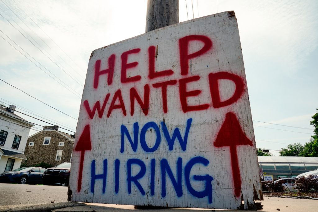 Economia dos EUA adiciona 263.000 empregos à medida que o crescimento do mercado de trabalho desacelera