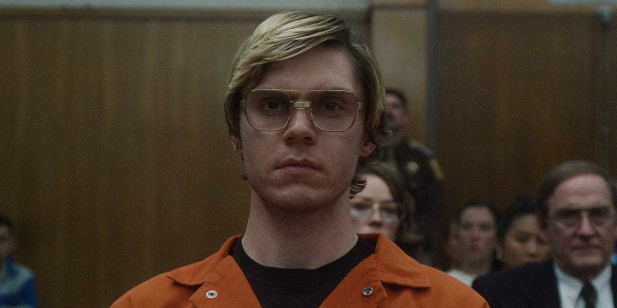 Evan Peters usou pesos de chumbo para permanecer no personagem como Jeffrey Dahmer

