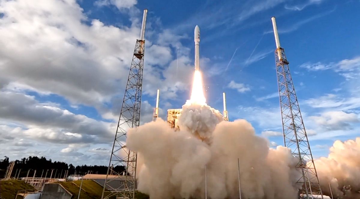 Foguete Atlas V lança dois satélites de comunicação em órbita

