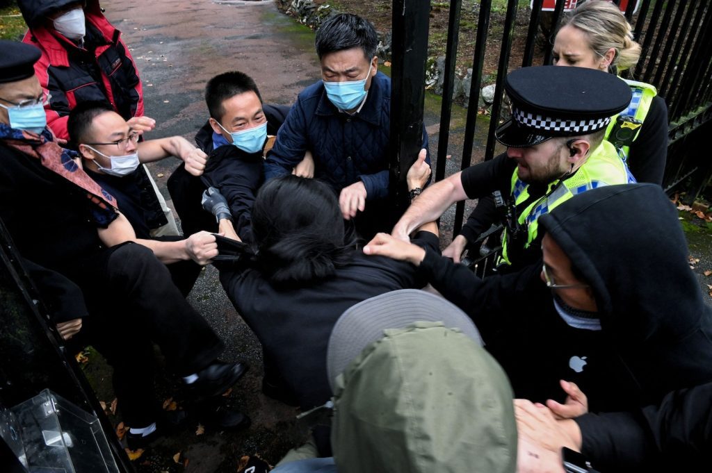 Funcionários do consulado chinês em Manchester atacam manifestante pró-Hong Kong
