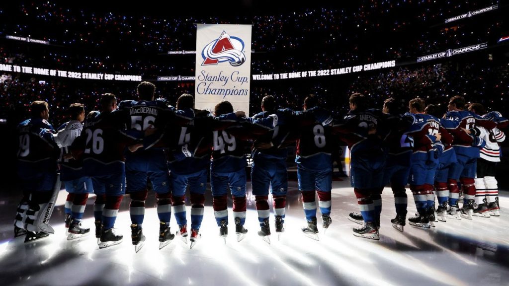 O Colorado Avalanche levanta a bandeira da Stanley Cup antes da inauguração