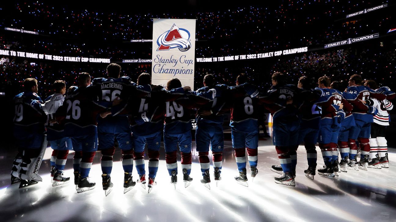 O Colorado Avalanche levanta a bandeira da Stanley Cup antes da inauguração

