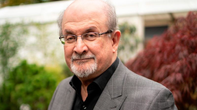 O escritor Salman Rushdie perdeu a visão de um olho e da mão "indefesa" após um ataque com faca em agosto, de acordo com um cliente.