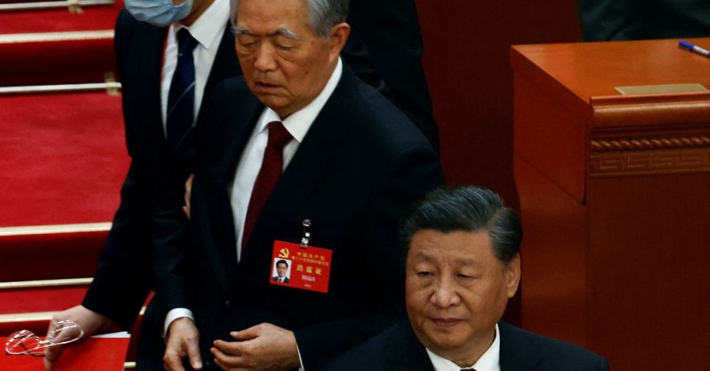 O ex-presidente chinês Hu Jintao é escoltado para fora da Conferência do Partido